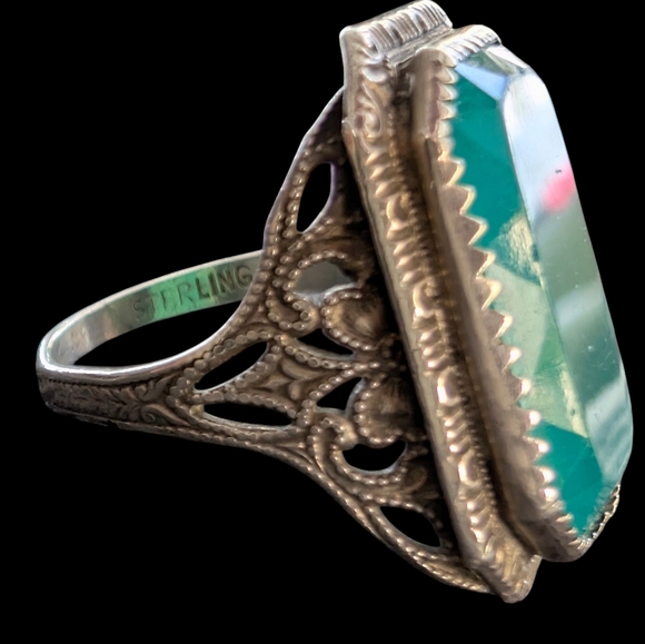 Elegant Art Deco Sterling Silver and Green Gemstone Ring 7 - Picture 2 of 4